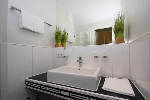 Et badeværelse på strandnah, Ferienwohnung mit Sauna- und Schwimmbadnutzung - Strandresidenz Baabe FeWo1-30