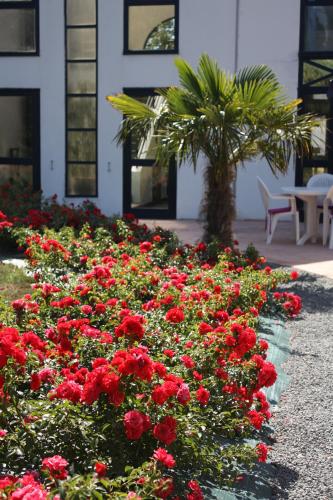 Taman di luar Agape Hotel Niort- Bessines