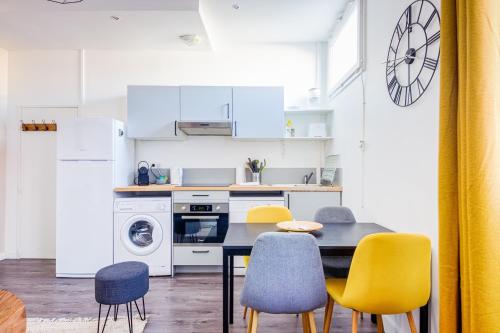 une cuisine avec une table et des chaises jaunes dans l'établissement LES HALLES NANTAISES - marché de Talensac, à Nantes