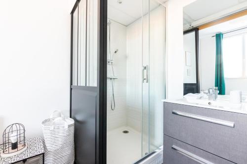 une salle de bain avec une douche en verre et un lavabo dans l'établissement LES HALLES NANTAISES - marché de Talensac, à Nantes