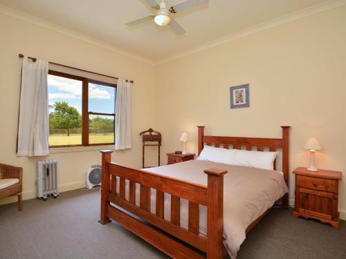 A bed or beds in a room at Grasmere Estate Homestead - hear the Lions roar from nearby Hunter Valley Zoo