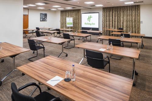 Der Geschäftsbereich oder Konferenzraum in der Unterkunft Holiday Inn Peterborough West by IHG