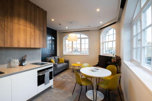 Kuchyň nebo kuchyňský kout v ubytování Mirabilis Apartments - Bayham Place