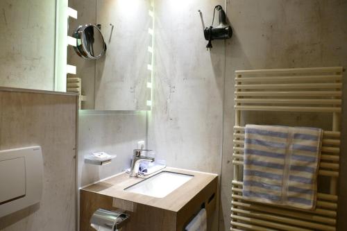 a bathroom with a sink and a mirror at Altstadt-Hotel Zum Hechten in Füssen