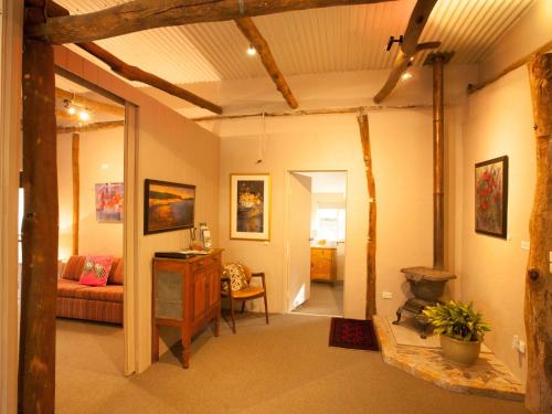 Posezení v ubytování Lyrebird Studio Secluded Retreat in the Watagans. 20 min drive to Cessnock