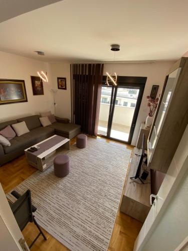 un soggiorno con un divano e un tavolo di Apartment Nena a Trebinje
