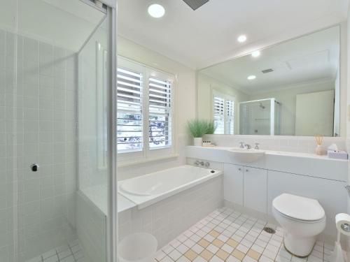 un bagno con vasca, WC e lavandino di Villa 3br Fiano Villa located within Cypress Lakes Resort a Pokolbin