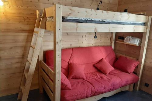Etagenbett mit rotem Sofa in einer Hütte in der Unterkunft Chamonix centre - WIFI - Parking - Rés Aiguille du midi in Chamonix-Mont-Blanc