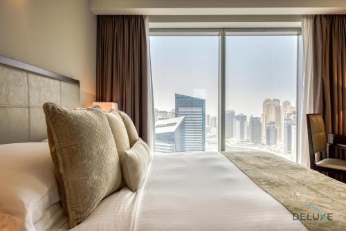 Postel nebo postele na pokoji v ubytování Exuberant 1BR at The Address Residences Dubai Marina by Deluxe Holiday Homes