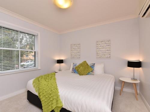 Un pat sau paturi într-o cameră la Villa 3br Penivity Villa located within Cypress Lakes Resort