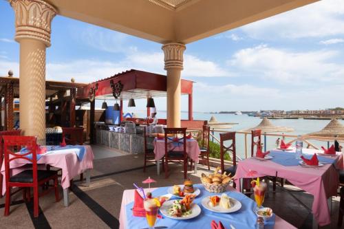 Een restaurant of ander eetgelegenheid bij King Tut Aqua Park Beach Resort