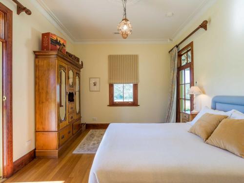 A bed or beds in a room at Roscrea Homestead - Premier Homestead Accommodation