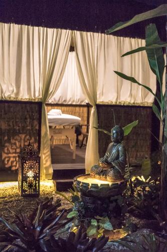 Taman di luar Casa Nostra Boutique Hotel