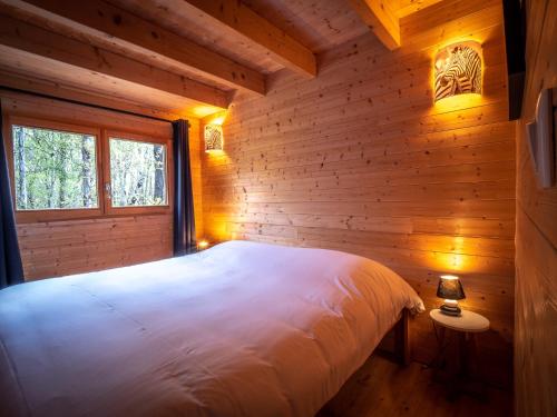 Кровать или кровати в номере Les Lodges Du Reynou