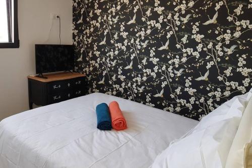 two pillows sitting on top of a bed at La Villa Thelma 5 étoiles, piscine, sauna et jacuzzi in Granville