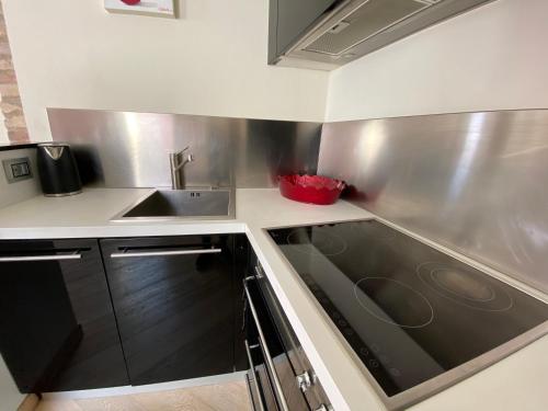 a small kitchen with a sink and a stove at Appartamenti Mavino in Sirmione