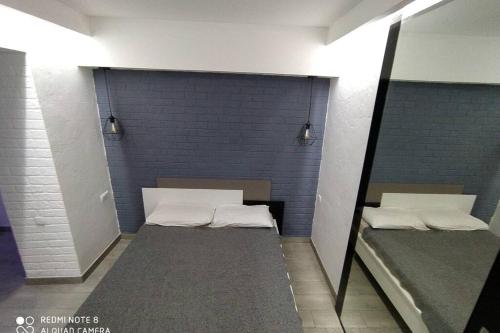 um quarto com duas camas e um espelho em Квартира для 4-х с двумя санузлами и балконом для курения em Kiev