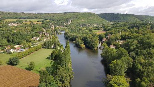 una vista aérea de un río en un valle en Le Refuge du Cele, en Cabrerets