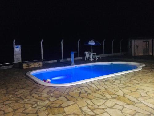 Swimmingpoolen hos eller tæt på Chácara recanto da família