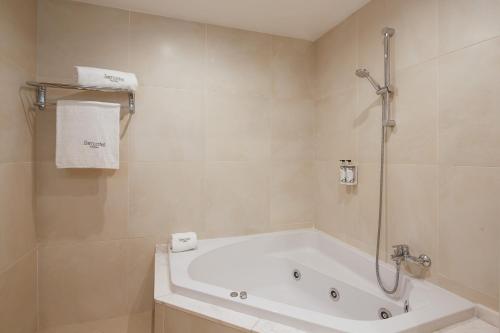 Das Bad ist mit einer Badewanne und einer Dusche ausgestattet. in der Unterkunft Sercotel Hotel President in Figueres