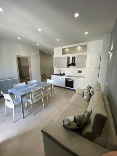 een woonkamer met een bank en een tafel met stoelen bij Plus welcome Apartments Panarea - Stromboli in Gioiosa Marea
