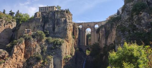 uma ponte no lado de uma montanha em Parador de Ronda em Ronda