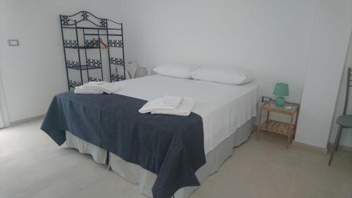 1 dormitorio con 1 cama grande con manta azul en case di piero, en Lido Marini