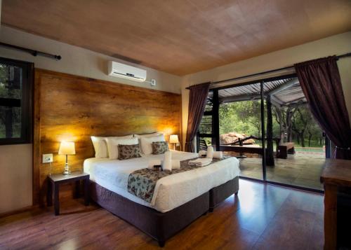 Ένα ή περισσότερα κρεβάτια σε δωμάτιο στο Adventure Bush Villa