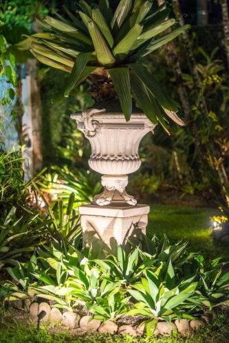 Taman di luar Casa Nostra Boutique Hotel
