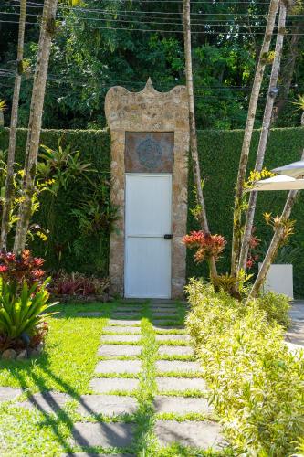 Taman di luar Casa Nostra Boutique Hotel