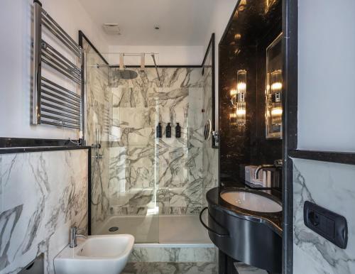 uma casa de banho com um lavatório, um WC e um chuveiro em Ricciardelli Luxury Studios - Piazza di Spagna em Roma