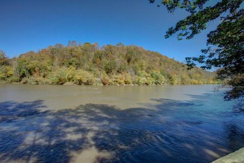 French Broad Chalet – Photos 3