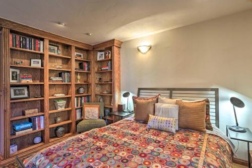 - une chambre avec un lit et des étagères dans l'établissement Updated Condo Walk to Vail Village and Ski Shuttle!, à Vail