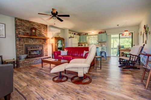 Marshall的住宿－Country Cottage，客厅设有红色的沙发和壁炉