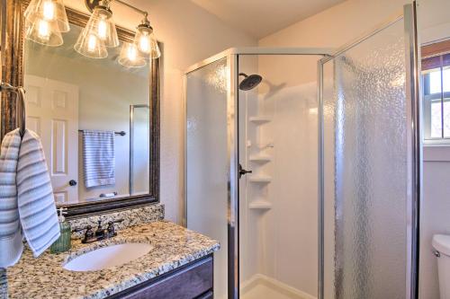 Koupelna v ubytování Resort Cabin with Nearby Pool and Lake Access!