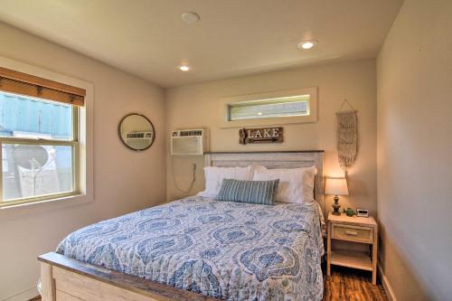 Postel nebo postele na pokoji v ubytování Resort Cabin with Nearby Pool and Lake Access!