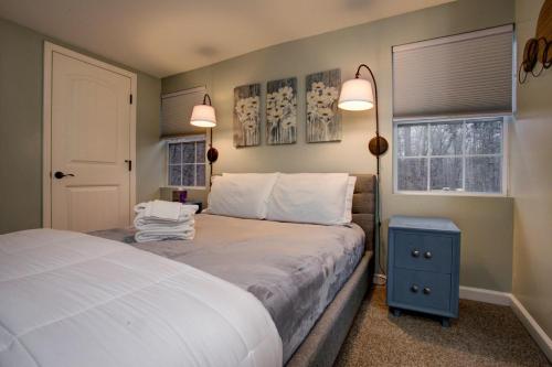 A bed or beds in a room at Creekside Retreat