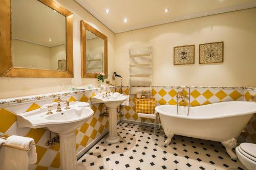 Kylpyhuone majoituspaikassa Relais & Châteaux Hotel Schwarzmatt