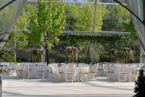 a group of tables and chairs in a greenhouse at Hotel Termas da Curia in Curia