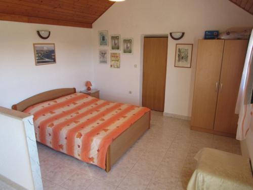 Postel nebo postele na pokoji v ubytování Holiday Home ZLATNI RAT (3543)