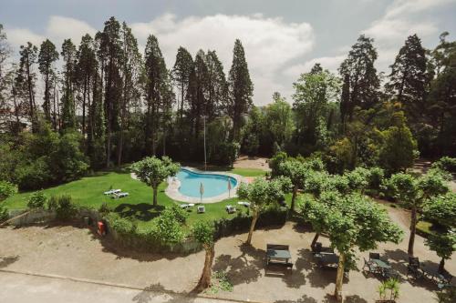 an aerial view of a park with a swimming pool and trees at Hotel Termas da Curia in Curia