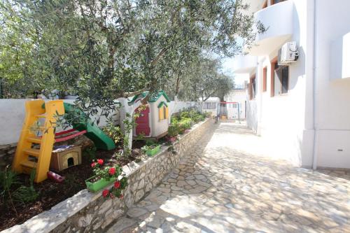 Κήπος έξω από το Villa Oden