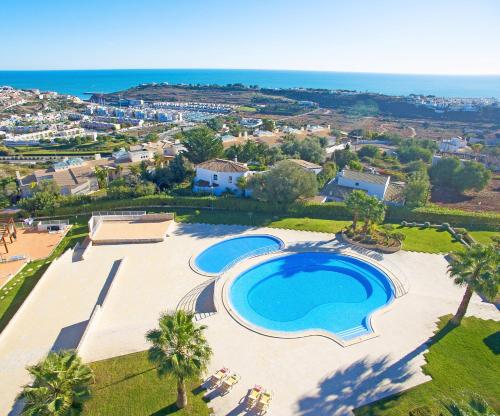 an aerial view of a resort with two swimming pools at Townhouse Mar 2 - Moradia com BBQ e vista mar - Albufeira in Albufeira