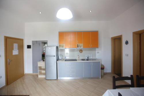 Η κουζίνα ή μικρή κουζίνα στο Villa Oden