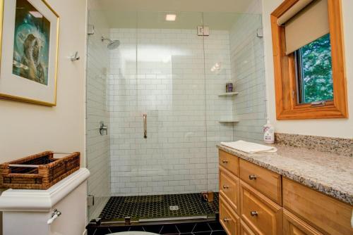 ein Bad mit einer Dusche und einem Waschbecken in der Unterkunft Sunrise Cottage in Asheville