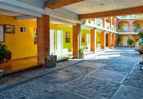 an empty courtyard of a building with yellow walls at Hotel Real de la Montaña in San Miguel Regla