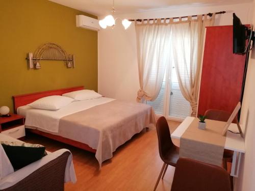 Postel nebo postele na pokoji v ubytování Apartment and room Gušćić