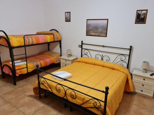 San Marco EvangelistaにあるCasale Ruraleのベッドルーム1室(二段ベッド2組付)