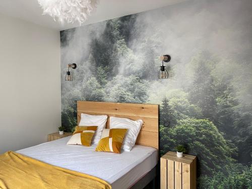 une chambre avec un lit et une peinture murale dans l'établissement Appartement tout confort haut de gamme en plein centre ville, à Gérardmer