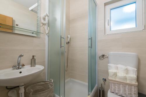 Ett badrum på Apartmani IVA